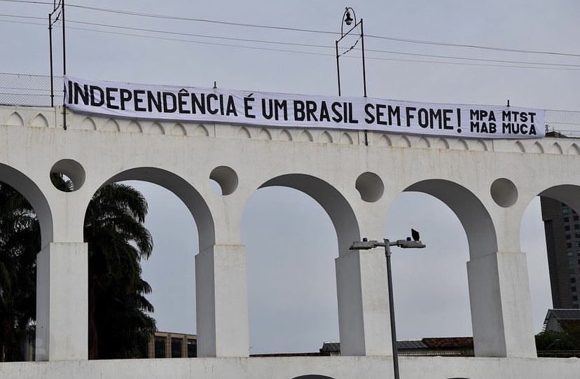 Neste #7desetembro de 2022, o Rio amanhece com a faixa “Independência é um Brasil sem fome!” 🇧🇷, erguida pelo Movimento dos Pequenos Agricultores (MPA), Movimento dos Atingidos pela Barragem (MBA), Movimento Trabalhadores Sem Teto (MTST) e o Movimento Unido dos Camelôs (MUCA).