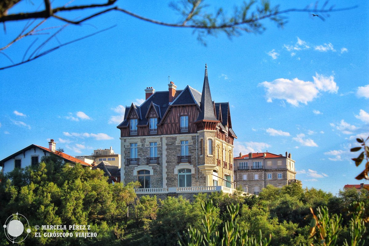 giroscopoviaja's tweet photo. Nuestra primer contacto con el País Vasco francés ha sido #Biarritz, que se ofrece al Atlántico cómo un balcón de innumerables miradores esculpidos por el mar.
#biarritz_paysbasque #biarritztourisme #biarritzmaville #cotedesbasques https://t.co/wmAZD8NjN9