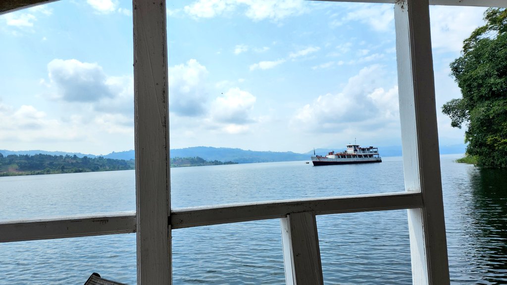 JSebisaho's tweet photo. Quelle sensation voir un bateau fabriqué au Congo 🇨🇩 et par les Congolais arriver chez-nous 🙏🙏🙏. Imaginons des tels engins, fabriqués par nous, sur le fleuve et tous les lacs naviguables du pays! https://t.co/3pcpoGhuW6