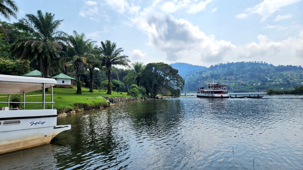 Quelle sensation voir un bateau fabriqué au Congo 🇨🇩 et par les Congolais arriver chez-nous 🙏🙏🙏. Imaginons des tels engins, fabriqués par nous, sur le fleuve et tous les lacs naviguables du pays!