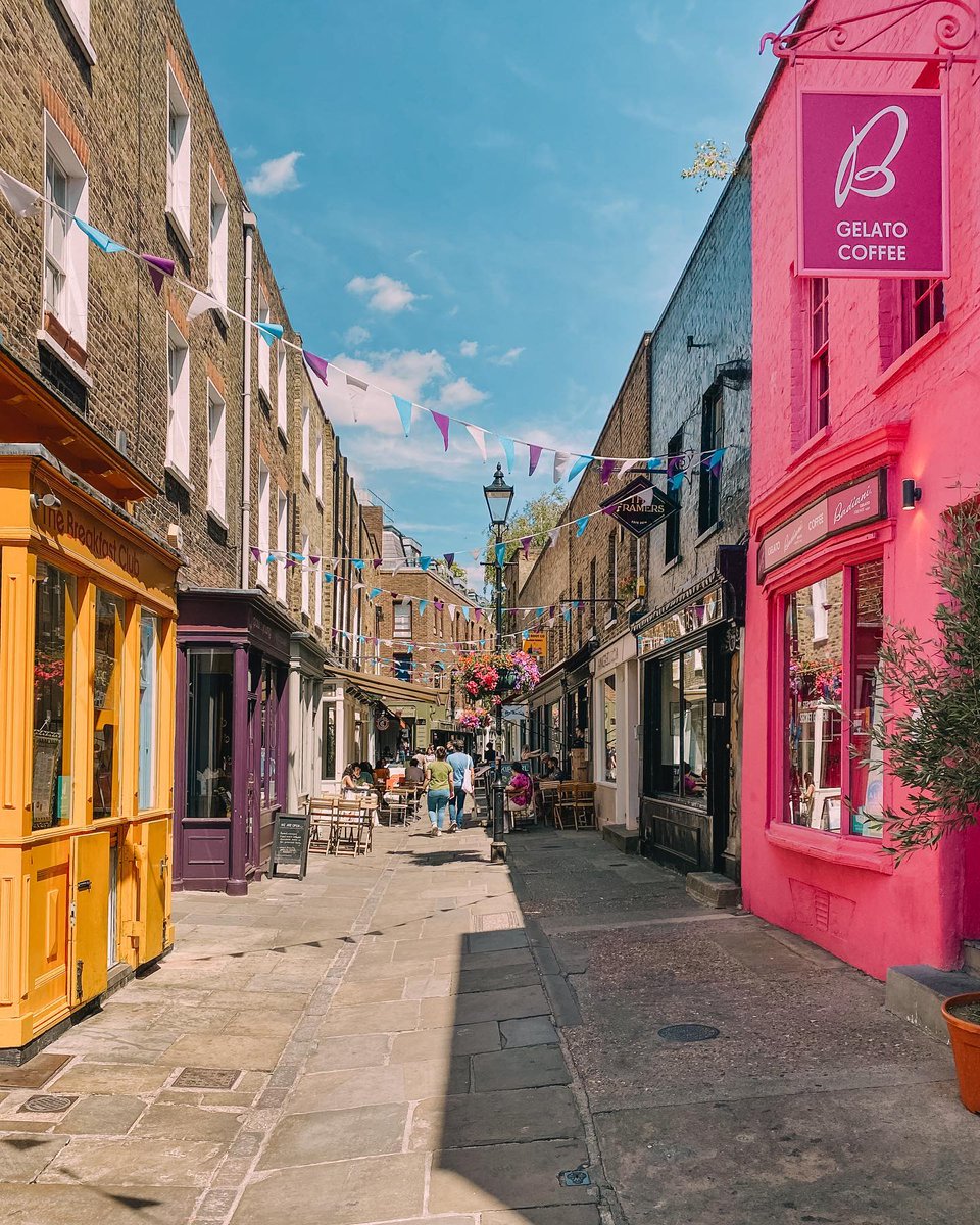 Don't forget to pay a visit to Camden Passage, a picturesque London street brimming with antique shops, boutiques, market stalls, eateries and bars💕 #LetsDoLondon #VisitLondon [📸 @mydarlinglondres] bit.ly/3RBcPiw