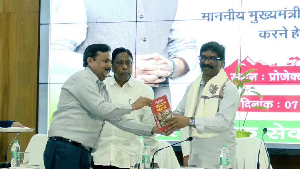 HemantSorenJMM's tweet photo. राज्य में पुरानी पेंशन लागू होने पर झारखण्ड प्रशासनिक सेवा संघ द्वारा आयोजित कार्यक्रम में शामिल होने का सौभाग्य मिला।
सरकार की योजनाओं को धरातल तक ले जाने में आपकी महत्वपूर्ण भूमिका होती है। आप राज्यवासियों की सेवा करने में मेरा साथ दें, आपकी चिंताओं को मुझ पर छोड़ दें। https://t.co/AZf4HEZA8X