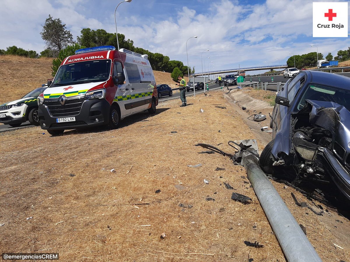 emergenciasCREM's tweet photo. Tras solicitud desde #SUMMA112 uno de nuestros #SVB interviene en la atención y evacuación de un herido producido en un accidente de tráfico en la #M40 #Alcorcon.

#ASEM112 https://t.co/jFGweMAxIS