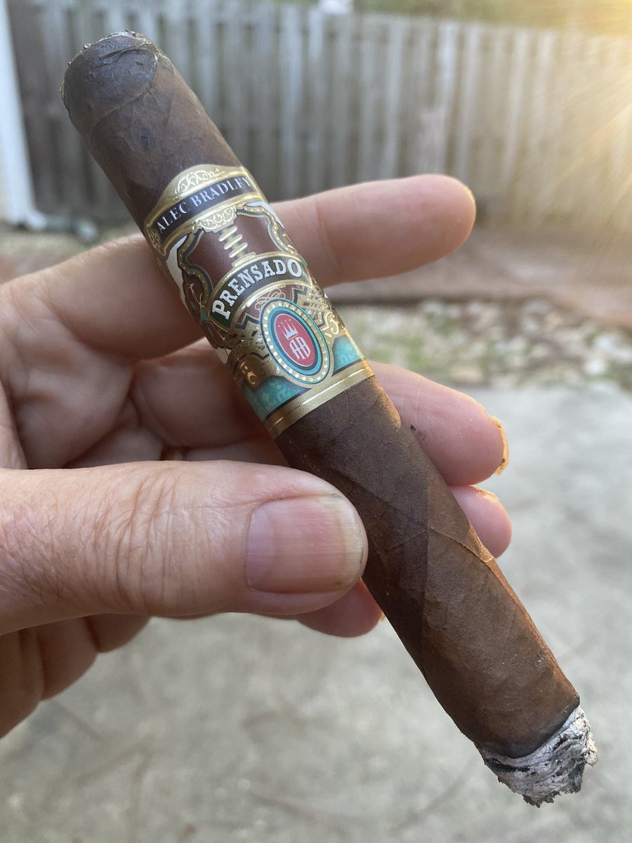 tomt102516's tweet photo. Good Wednesday morning. @alecbradley @tomt102516 #Prensado #cigarlife #CIGARS #cigar #cigardaily https://t.co/Nll5dQcxRl