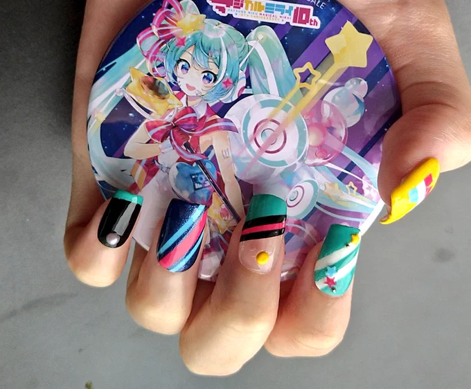 "今年のマジミラのために"とのことで僕がデザイン&製作を担当させていただいたド派手ネイル、頑張ったから見てくれ……#マジカルミライ10th 