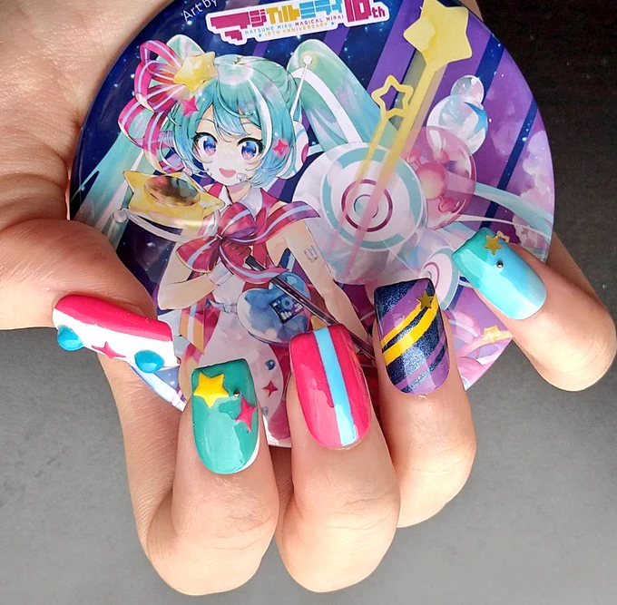 "今年のマジミラのために"とのことで僕がデザイン&製作を担当させていただいたド派手ネイル、頑張ったから見てくれ……#マジカルミライ10th 