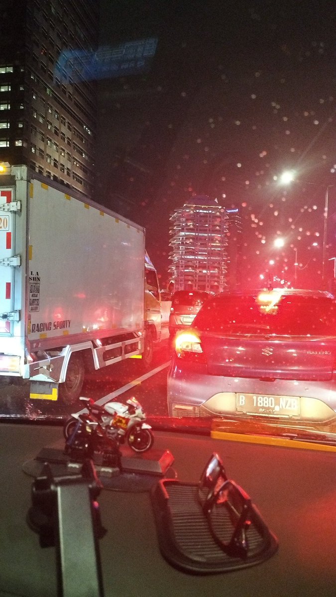 dwiputranto's tweet photo. @RadioElshinta @ElshintaDotcom @TMCPoldaMetro macet dijalan layang non tol merayap cenderung padat tdk bergerak,hujan jam pulang kerja = macet 😭 https://t.co/sAMYG4vwyL