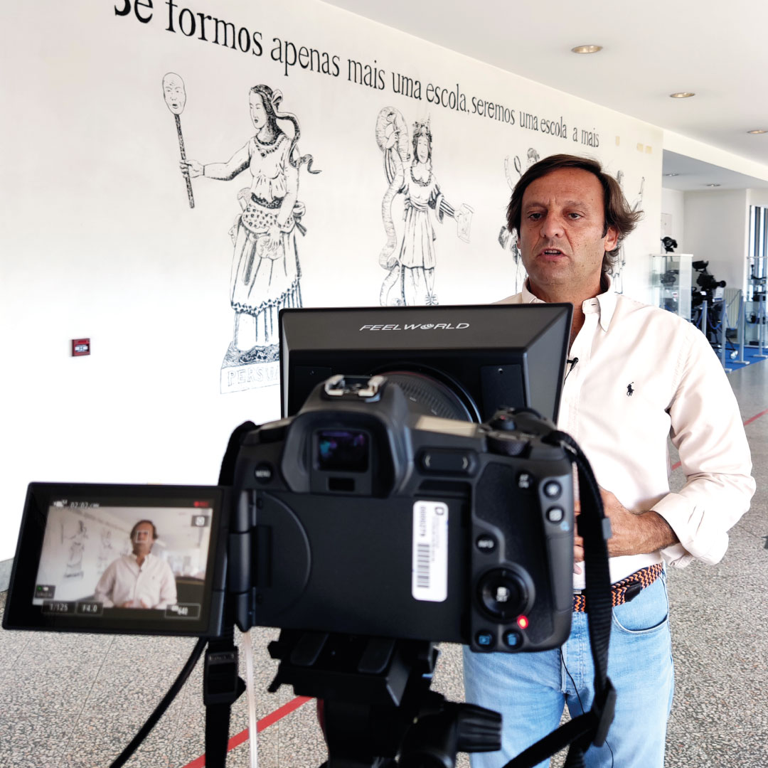 ESCS's tweet photo. O ano letivo 2022/23 está quase a começar e, para fazer as honras da casa, o Presidente da ESCS, Prof. Doutor André Sendin, está a preparar umas palavrinhas para dirigir aos novos estudantes colocados na 1.º Fase do CNAES. 🎥
Fiquem atentos... 😃😉
#EuSouESCS #GenerationESCS https://t.co/9UdaVDQBoz