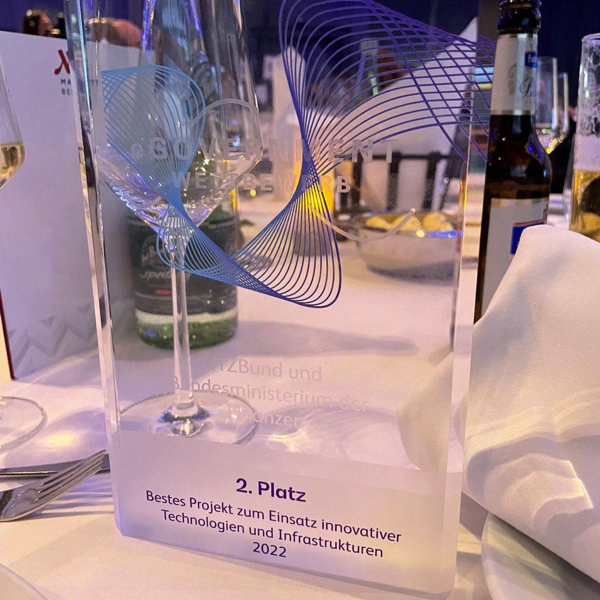 ITZBund's tweet photo. Frisch ISO 27001 zertifiziert und schon prämiert mit dem #eGovernment-Award 2022 in Silber: 
🥈Die IT-Betriebsplattform Bund🥈
Wir freuen uns sehr über den 2. Platz in der Kategorie „Bestes Projekt zum Einsatz innovativer Technologien und Infrastrukturen“.
@eGovW @BMF_Bund #egovW https://t.co/Fz6gqmwILR