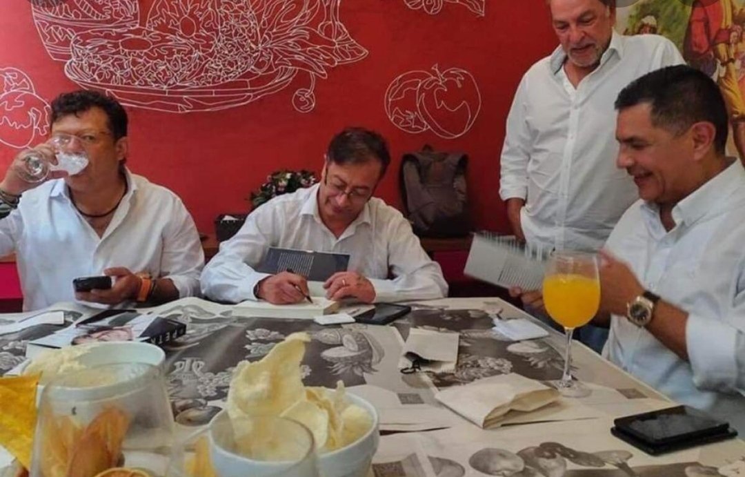 Ingeavendano's tweet photo. @PaoHerreraC Se corrobora lo corrupto que es @JorgeIvanOspina amigo y financiador de la campaña de @petrogustavo.
La Dra @cataortizco Siempre lo ha denunciado, pero nadie le puso atención en el @PartidoVerdeCoL. https://t.co/raoUuD8VA2