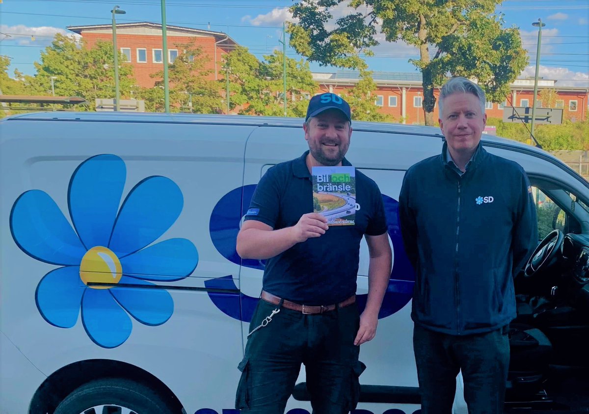 Såhär i slutspurten av valrörelsen så kör jag och riksdagskollegan David Lång med SD-bilen i två dagar och delar ut lite bra politik för Sverige. #SD22