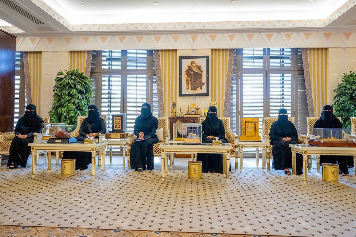 EmarahAlQassim's tweet photo. بيّن سموه بأن مهنة المحاماة من المهن العظيمة ، التي تتطلب حمايتها وتنمية اقتصادياتها لتعزيز مستوى احترافية المحامين والممارسين القانونيين..

سمو #أمير_القصيم يستقبل رئيس واعضاء لجنة المحامين ويطلع على جهودها بالمنطقة. https://t.co/jQsUnboupQ