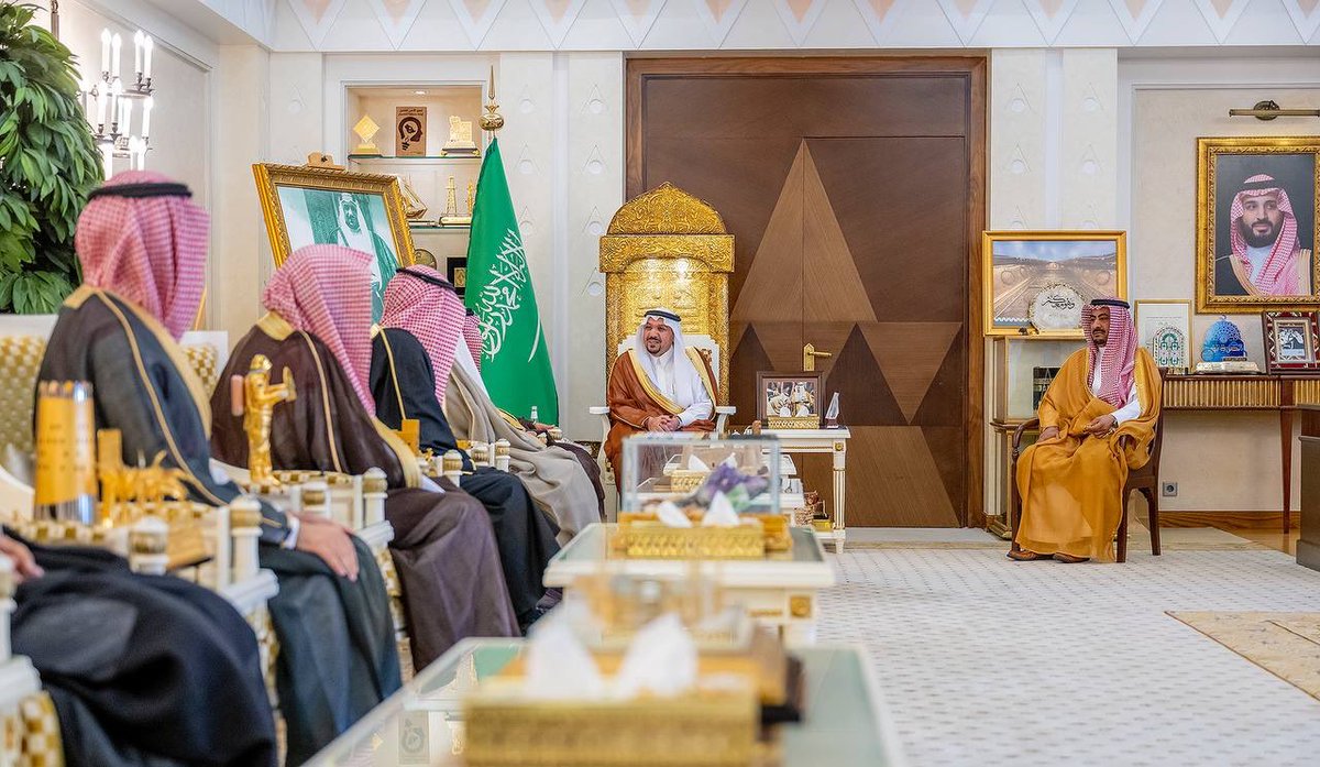 EmarahAlQassim's tweet photo. بيّن سموه بأن مهنة المحاماة من المهن العظيمة ، التي تتطلب حمايتها وتنمية اقتصادياتها لتعزيز مستوى احترافية المحامين والممارسين القانونيين..

سمو #أمير_القصيم يستقبل رئيس واعضاء لجنة المحامين ويطلع على جهودها بالمنطقة. https://t.co/jQsUnboupQ