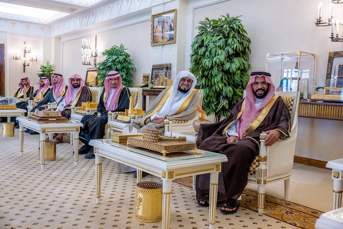 EmarahAlQassim's tweet photo. بيّن سموه بأن مهنة المحاماة من المهن العظيمة ، التي تتطلب حمايتها وتنمية اقتصادياتها لتعزيز مستوى احترافية المحامين والممارسين القانونيين..

سمو #أمير_القصيم يستقبل رئيس واعضاء لجنة المحامين ويطلع على جهودها بالمنطقة. https://t.co/jQsUnboupQ