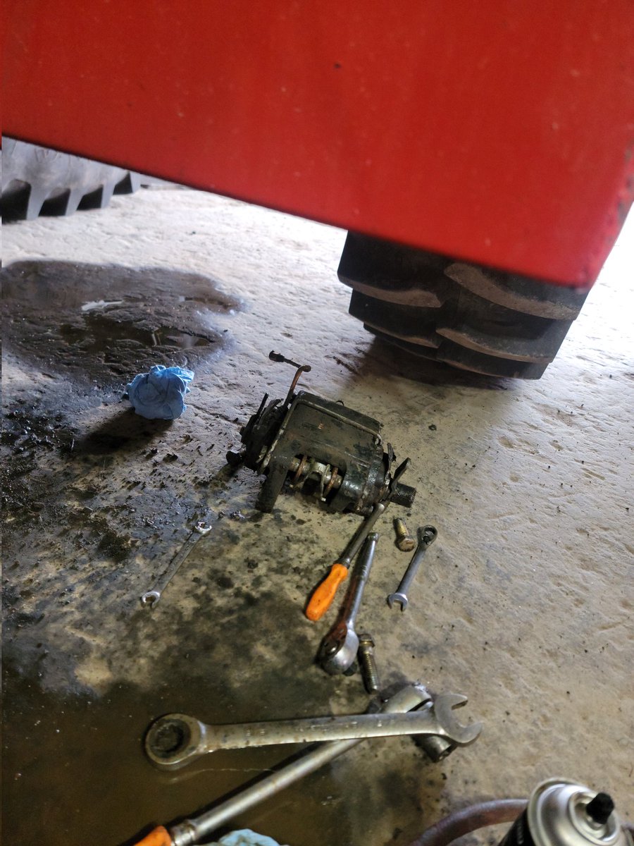 marioncofarmer's tweet photo. 99% of #steigers are easy to work on then theres the small frame row crop #caseih9230 that has 6lbs of crap in a 3lb diaper had to replace the brakes yesterday. I'm to the point these days if it needs pads it gets a new caliper and pads from #bigtractorparts. All new ajd works https://t.co/iFyRR4ArzD