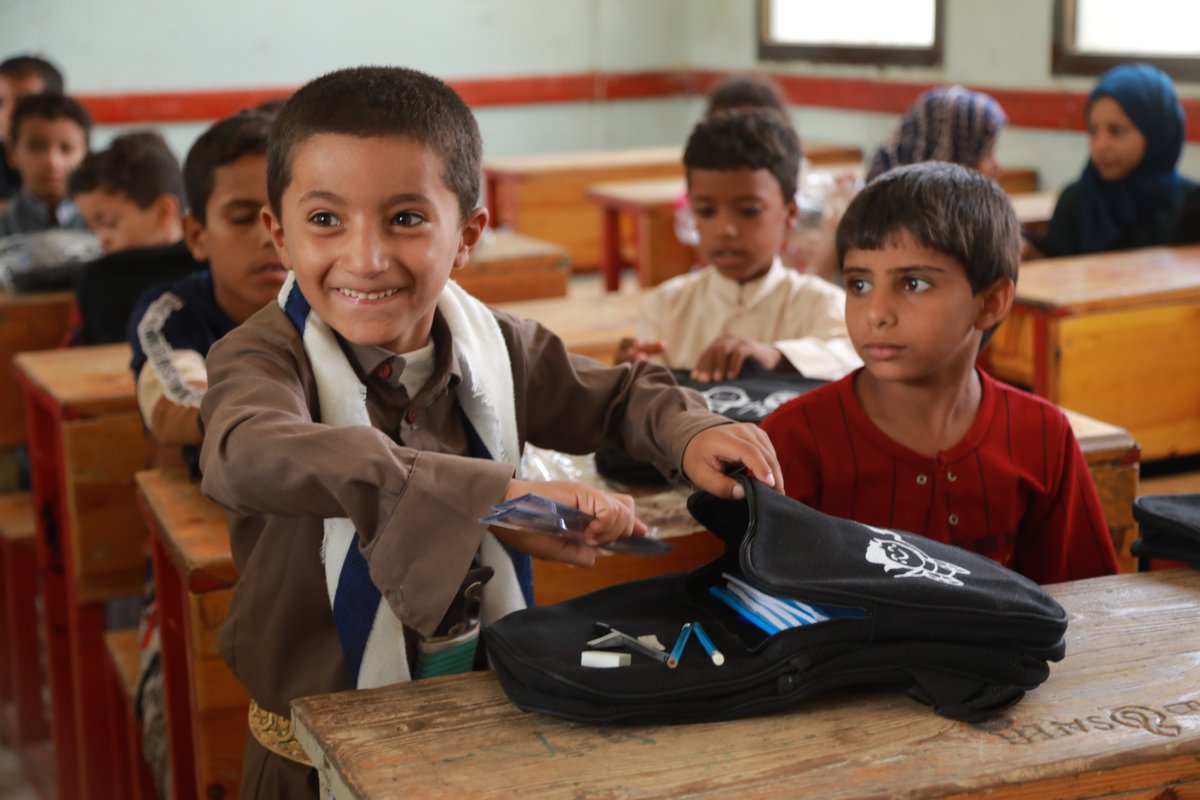 هؤلاء الأطفال من #مأرب هم من بين 400 ألف طفل في #اليمن حصلوا على حقائب مدرسية وقرطاسية بفضل الدعم السخي من اليابان.
وسيتمتع الأطفال أيضا بالأنشطة التعليمية الترفيهية مثل🏃🏾الماراثون كجزء من أنشطة #العودة_إلى_المدارس.
<a href="/UNICEFinJapan/">日本ユニセフ協会 UNICEF東京事務所</a>; <a href="/MofaJapan_en/">MOFA of Japan</a>; <a href="/ODA_mofa_japan/">外務省／ＯＤＡ広報</a> #UNICEFTHXJAPAN