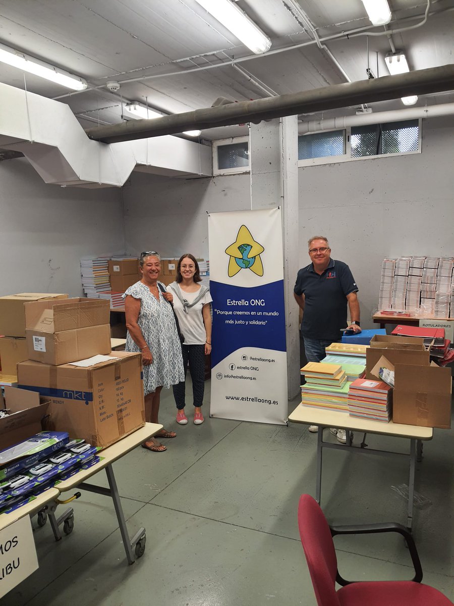 AsocVecBegona's tweet photo. Gracias a la ayuda de la ONG Estrella muchos niños de nuestro distrito tendrán mochilas con material escolar. La coordinadora de Fuencarral el Pardo se ha encargado de recogerlas y distribuirlas https://t.co/17ImBc7YqZ