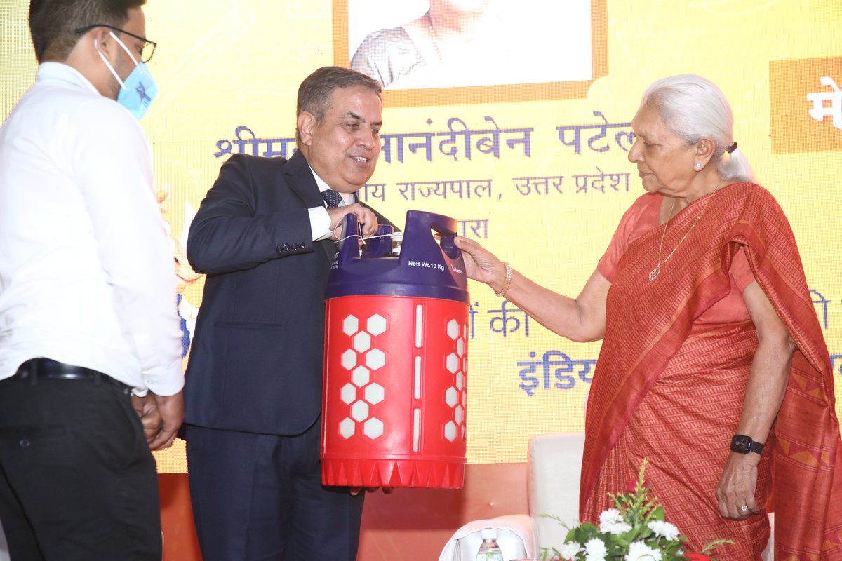 IOCL_UP's tweet photo. Mr. Sanjiv Kakkar, ED&amp;SH @IOCL_UP handed over the polymer-wrapped fiber-glassed, @IndianOilcl's new age #Composite cylinder to Hon'ble @GovernorofUp, Smt. Anandiben Patel ji, recently at Lucknow. #MakeInIndia offering from IOC is a glaring example of #atmanirbharbharat. https://t.co/r811kmcY0j