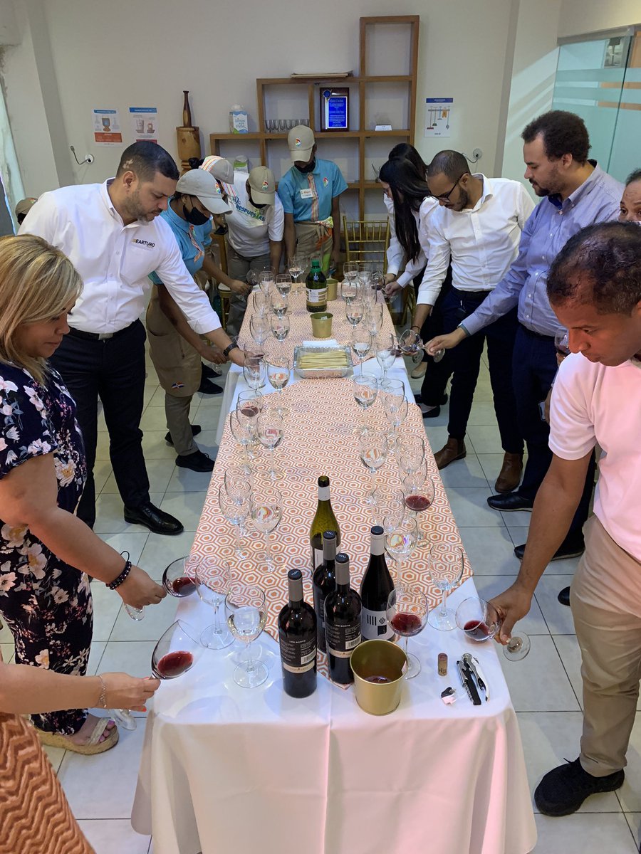 pinoflash's tweet photo. Parlem de vins, de menjar, d'origens i sobretot de persones que senten passió per la seva feina. @adrian_tropical #EArturo #NiceTeam https://t.co/Se5XM0K2T6