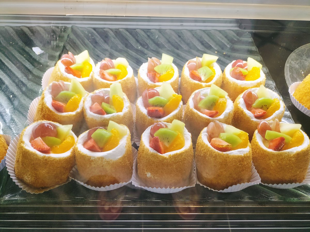 Cheesecake legend di Bandung 😍. Walau sekarang banyak banget cake shop baru, Cizz Cheesecake &amp; Friends selalu jadi favorit ❣️.
.
.
Lokasinya di Jalan Laswi no 1A 
.
.
Favorit kalian yg mana nih ?
Kalo belom pernah coba, wajib cobain deh.
Aku tim blueberry cheesecake, terbaik 💯