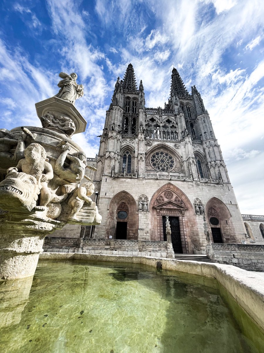 AmandaBeHappy's tweet photo. Mires por dónde la mires, la catedral de Burgos es preciosa. https://t.co/6FTFwbPEWI