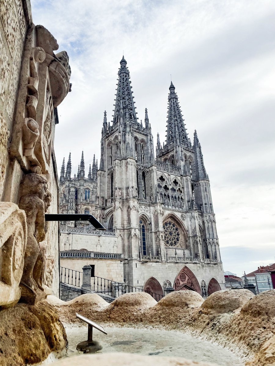 AmandaBeHappy's tweet photo. Mires por dónde la mires, la catedral de Burgos es preciosa. https://t.co/6FTFwbPEWI
