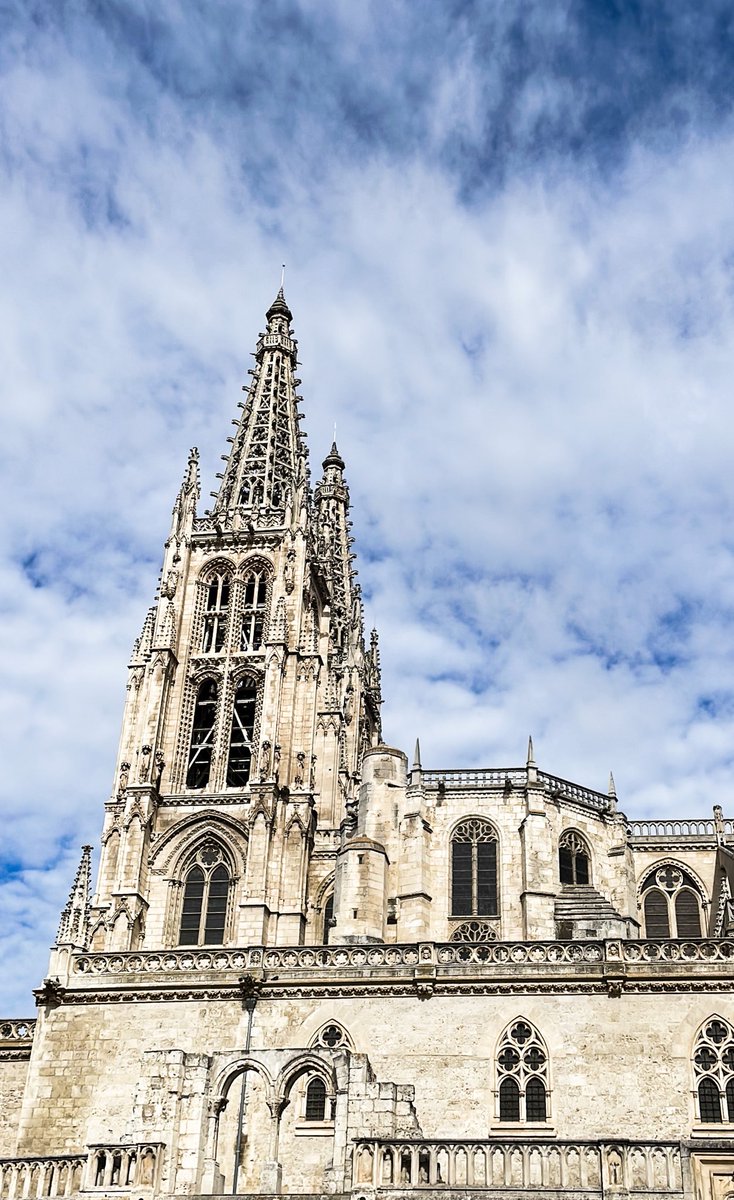 AmandaBeHappy's tweet photo. Mires por dónde la mires, la catedral de Burgos es preciosa. https://t.co/6FTFwbPEWI