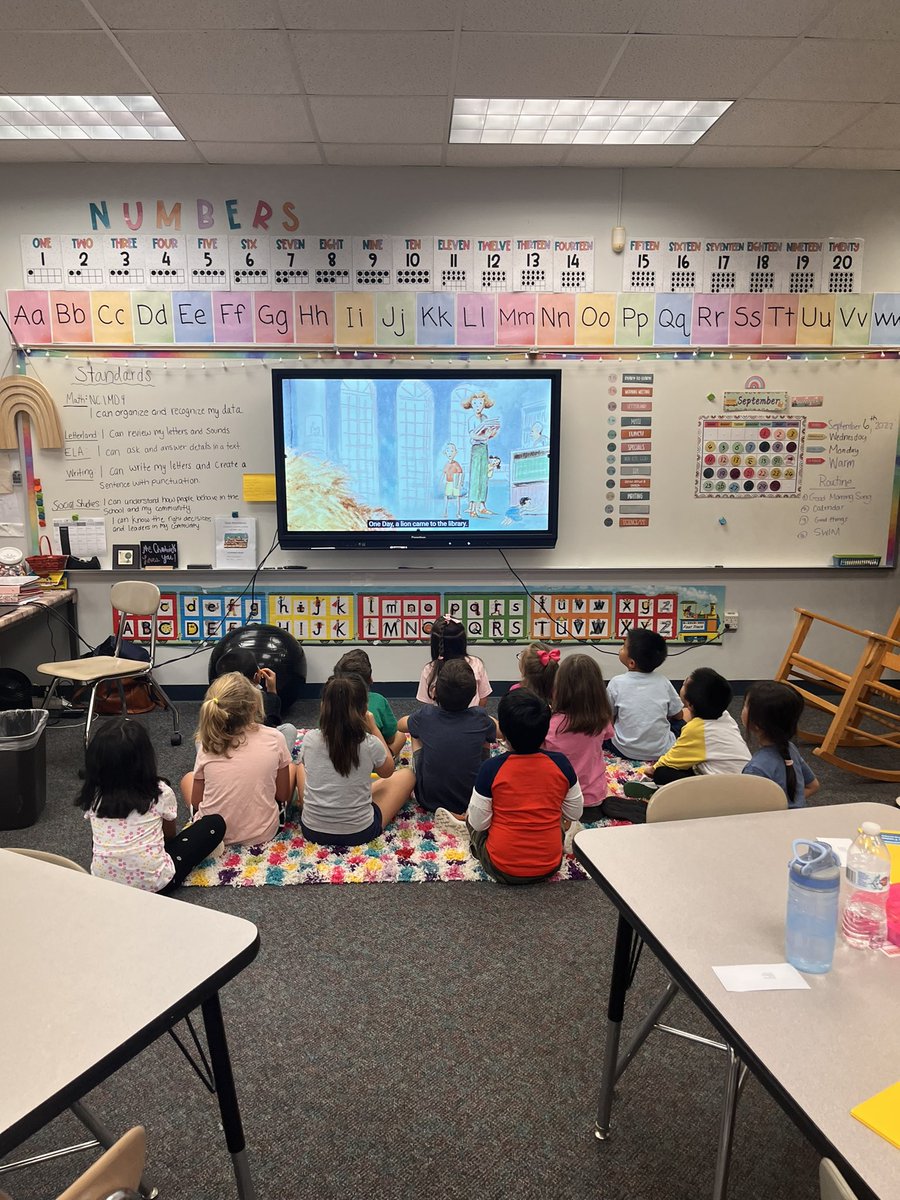 LexiChadwick6's tweet photo. Story time is so important! #ddefirstgrade #storytimethreads #readingisimportant #lovetoexpress @DDEDolphins @tchaizewcp https://t.co/eS2OSouOmE