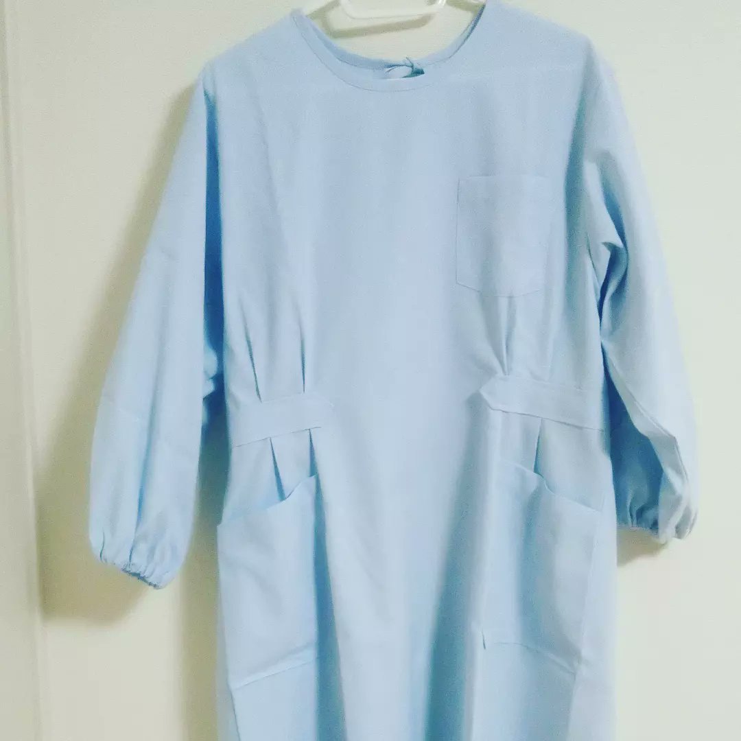 busuta_'s tweet photo. 仕事中に着てる予防衣の比較。
左がNAGAILEBEN。
右が住商モンブラン。
値段、生地の厚さ→ほぼ同じ。織り方に違いがあるのか、左のほうがしっかりしてる。
色→右の方が薄め。
ポケット→右の方が1つ多い。
両方とも、ウエストの絞りが可愛い。
#NAGAILEBEN #住商モンブラン #予防衣 #歯科 #歯科助手 https://t.co/1DazTzL6Hx