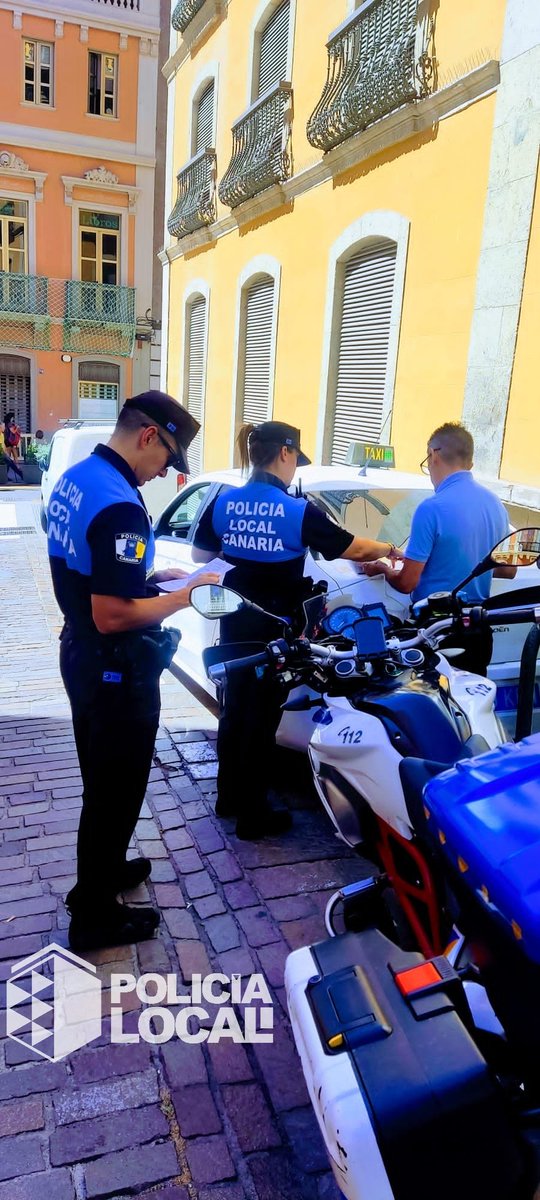 PoliciaLocalSC's tweet photo. Desde hoy y hasta el próximo martes, la @PoliciaLocalSC colabora en la campaña de @DGTes para evitar #distracciones al volante. En especial se vigilará el uso del teléfono móvil, navegadores, auriculares u otros dispositivos mientras se conduce. #CeroDistracción #Prevención https://t.co/YCYNicZaEF