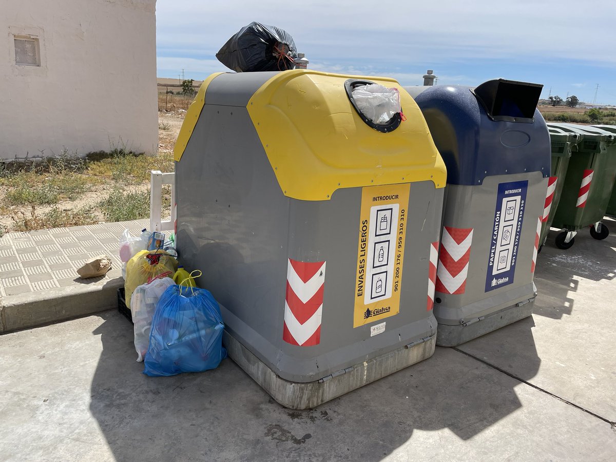Wanillo_'s tweet photo. Hola @Giahsa en Gibraleón ( Calle Ruperto Millán), habéis cambiado los contenedores para reciclar y no hay manera de poder hacer uso ellos. Por ese hueco no caben las bolsas que preparamos los que reciclamos, a ver si por favor lo tenéis en cuenta para cambiarlos. Un saludo 👋 https://t.co/jTK9GAld87