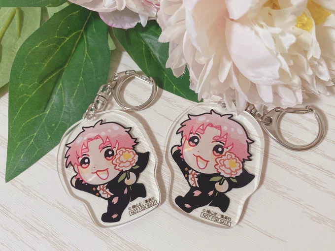 もえばな1巻プレゼント企画で当たるアクキーのサンプルをいただきました!1巻の表紙と同じポーズの九十九です帯についてる応募券をハガキに貼って応募できます。是非応募してみてくださいー! 