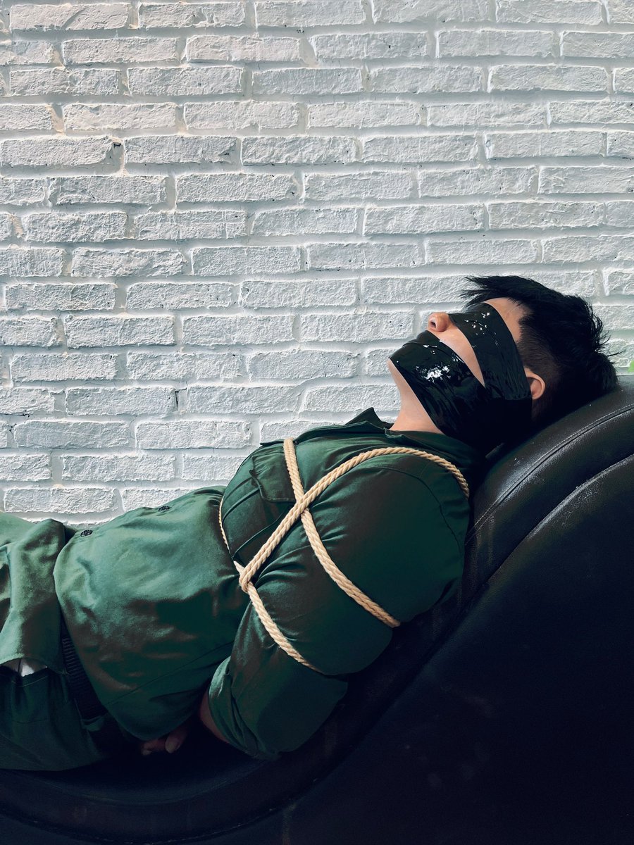 Quang78286363's tweet photo. Soldier to be kidnapped 😅 Part 2
#gay #tiedupguys #gagged #rope #bdsm #bdsmtrain #Vietnam #blindfolded #ARMY
#Meinbondage https://t.co/xtuv4geMH0