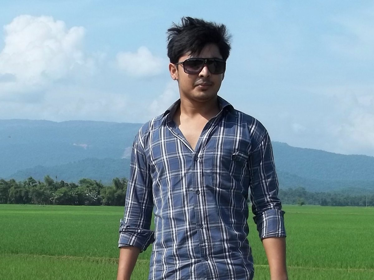 হঠাৎ করে লেপটপে খুঁজে পেলাম ১০ বছর আগের একটি ছবি। 
#Memory Moment 🤔