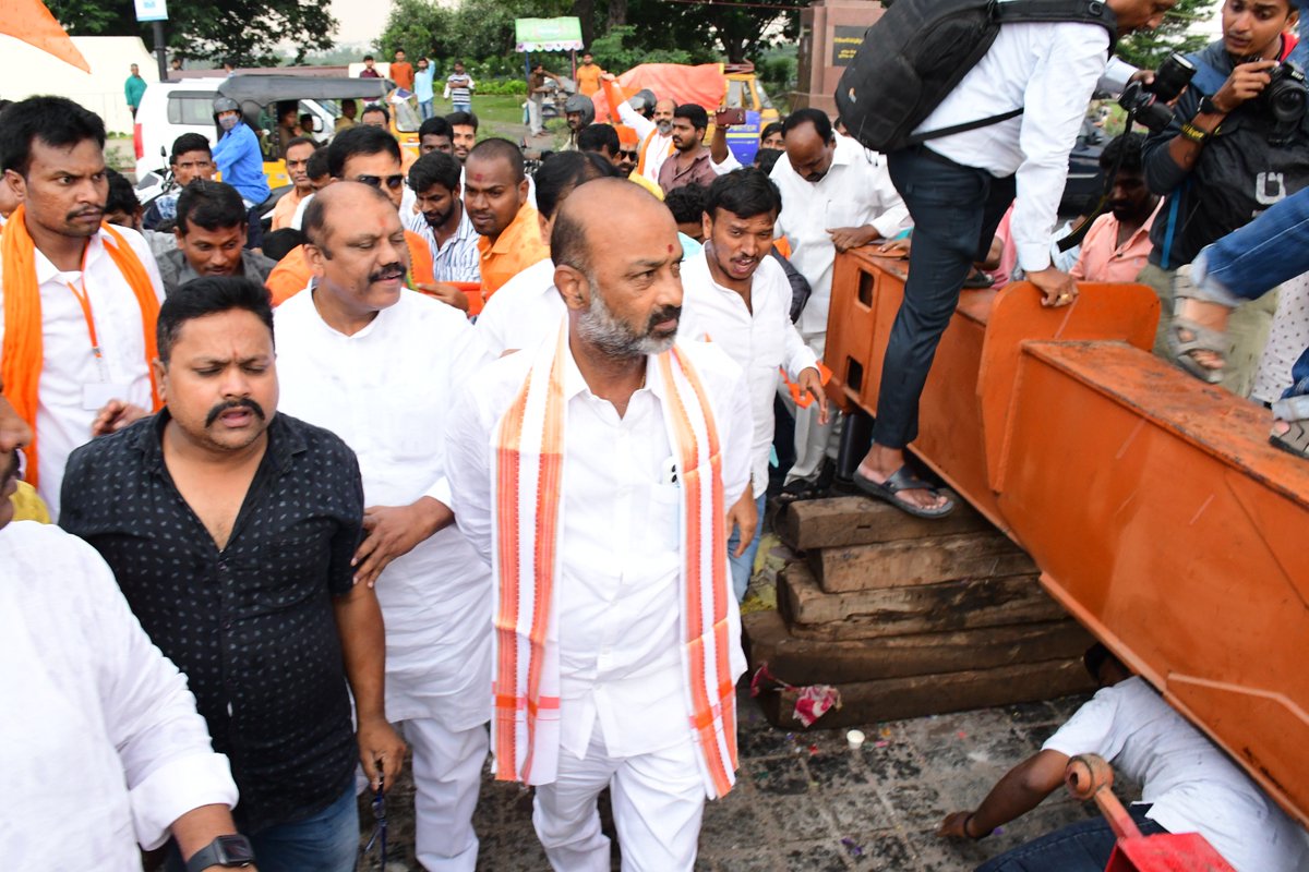 BJP4Telangana's tweet photo. వినాయక్ సాగర్ వద్ద గణేష్ నిమజ్జన ఏర్పాట్లను పరిశీలించిన బిజెపి రాష్ట్ర అధ్యక్షులు శ్రీ @bandisanjay_bjp

భాగ్యనగర ఉత్సవ సమితి దీక్షలకు దిగొచ్చిన ప్రభుత్వం తూతూ మంత్రంగానే నిమజ్జన ఏర్పాట్లు చేసిందని అసంతృప్తి https://t.co/OS4rtFDR3B