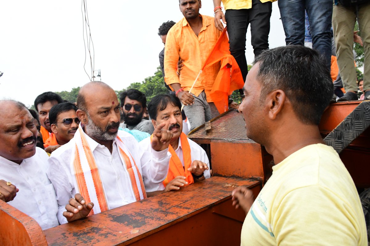 BJP4Telangana's tweet photo. వినాయక్ సాగర్ వద్ద గణేష్ నిమజ్జన ఏర్పాట్లను పరిశీలించిన బిజెపి రాష్ట్ర అధ్యక్షులు శ్రీ @bandisanjay_bjp

భాగ్యనగర ఉత్సవ సమితి దీక్షలకు దిగొచ్చిన ప్రభుత్వం తూతూ మంత్రంగానే నిమజ్జన ఏర్పాట్లు చేసిందని అసంతృప్తి https://t.co/OS4rtFDR3B