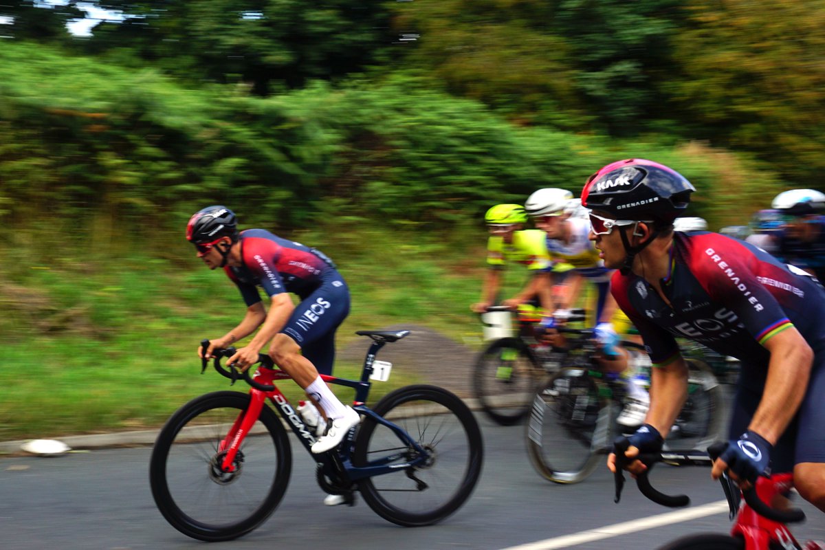 Another_Cyclist's tweet photo. @tompidcock attacks in Robin Hoods Bay @TourofBritain @kwiato https://t.co/bdaZXIEnjm