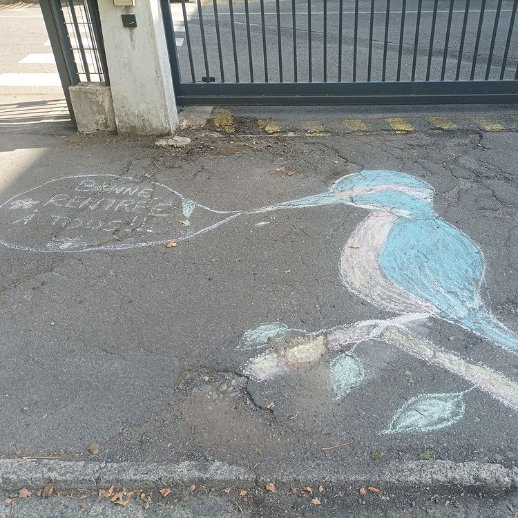 Lyceejeanmonnet's tweet photo. Merci à l'artiste anonyme qui nous souhaite une bonne rentrée sur le sol devant le lycée ! Bonne rentrée à toi aussi ! 🤗👨‍🎓 https://t.co/p4mNzupEXM