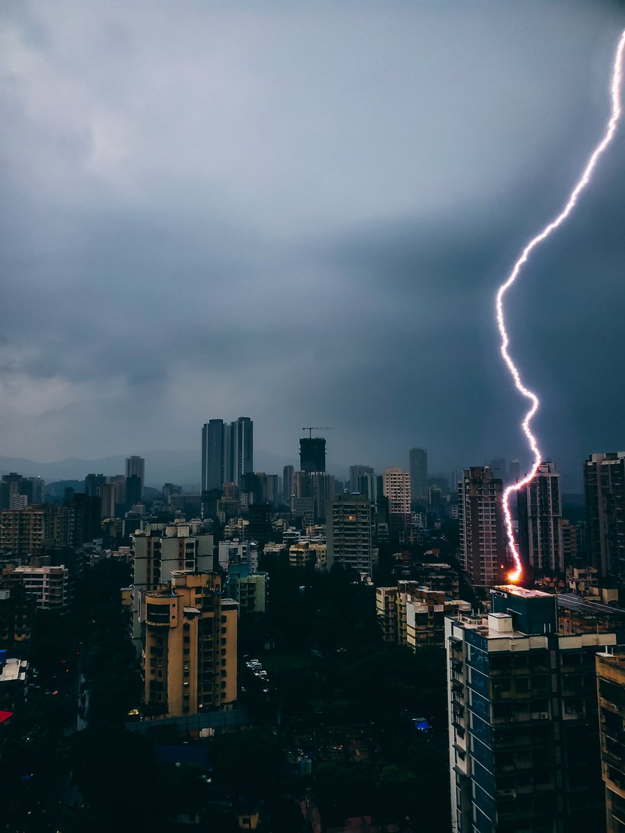 lil_mystrian's tweet photo. Thunder Show at Tea time.
#withGalaxy #MumbaiRains #Mumbai https://t.co/N9vVXG8hWe