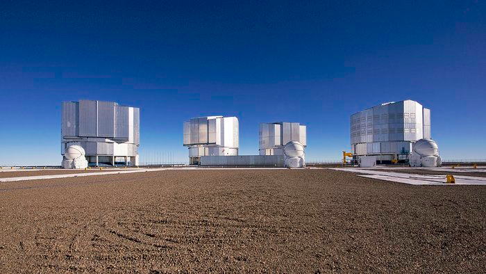 Hier j'expliquais pourquoi la nuit est noire... c'est compliqué. Mais voici une question qu'on me pose souvent quand je dis que je suis astrophysicien, et dont la réponse est relativement facile: "Pourquoi le ciel est bleu?" Thread👇 ©ESO