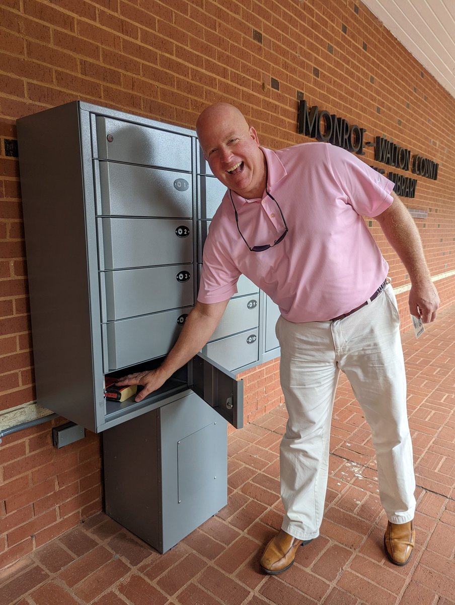 Mayor John Howard enjoys Azalea After Hours @azalearls! Patrons can now pick up books after hours through SmartAxess Lockers. The lockers provide contactless, 24/7 access for those who prefer not to go inside or need outside accessibility. #GeorgiaLibraries @US_IMLS @MONROEGA