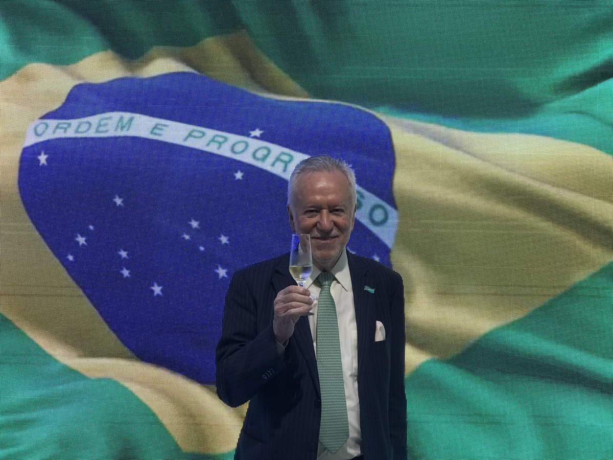 “Parabéns, ó brasileiro”! 
200 anos de Brasil-país. O Brasil somos nós, estamos todos de aniversário. Brindemos! 
“Longe vá, temor servil! Ou ficar a Pátria livre ou morrer pelo Brasil”.