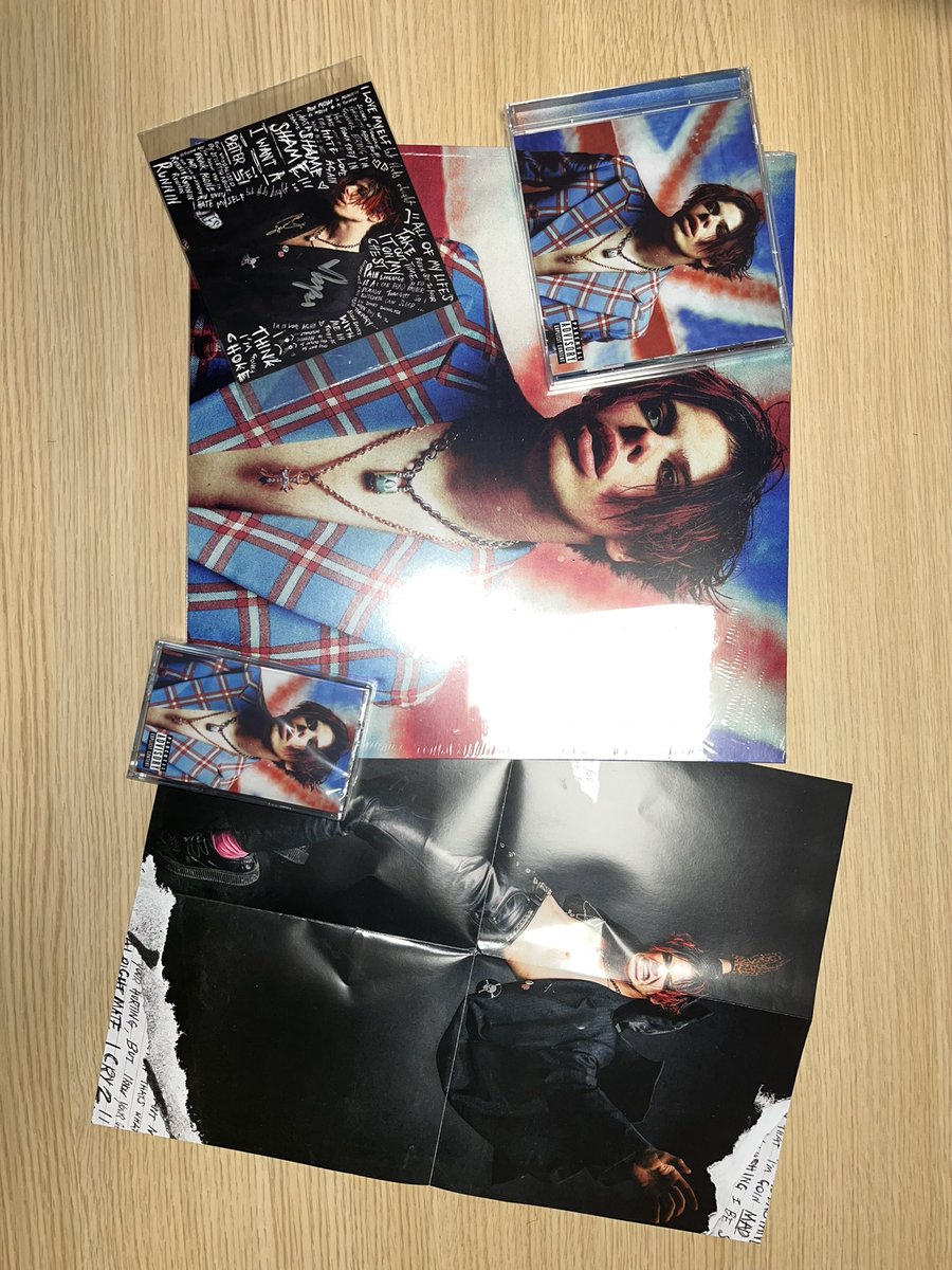 Abbigail_Pattis's tweet photo. Sorry for the light reflection but adding this to my collection of @yungblud merch!! So buzzing about this ๐ฅณ #bhc #YUNGBLUD #yungblud3 #yungblud #DominicHarrison #DomHarrison https://t.co/C9Efnlf89f