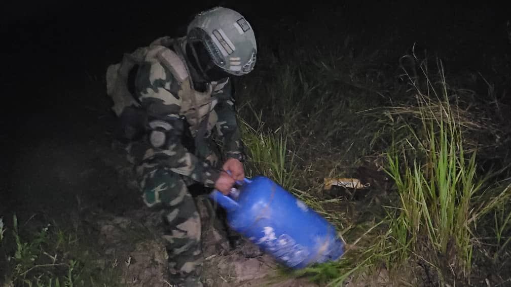 dhernandezlarez's tweet photo. En el sector La Capilla del municipio Páez, explosivistas de la FANB detectan y desactivan 4 explosivos improvisados. FANB en la lucha contra el terrorismo y el narcotráfico de grupos inescrupulosos que intentan usar nuestro territorio como plataforma. https://t.co/iJ1QpvGfrH