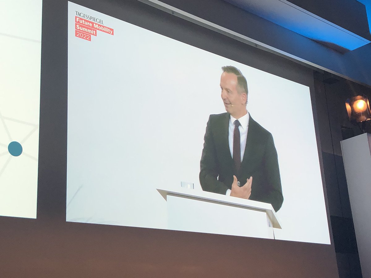 judithputtkamm's tweet photo. Bundesminister @Wissing beim #FutureMobilitySummit: „Wir brauchen ein neues Bewusstsein für Daten!“ Mit der Verknüpfung von Mobilithek und @mobilityDS schaffen wir den Rahmen dafür mit einem modernen Ökosystem für Mobilitätsdaten. #mobility #data https://t.co/IPiJfyBYB4