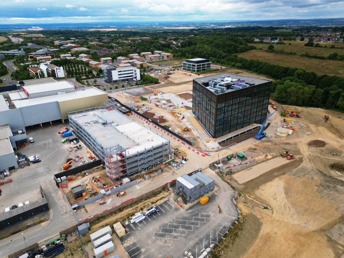 BillingtonSteel's tweet photo. Fantastic photos of Thorpe Park and MSCP in #Leeds, thanks to @DroneSiteUK. A great project to be involved with @GMIConstruction.
@easi_edge_ltd #edgeprotection #safetybarriers
#ThorpePark #construction #projects #steel #progress #aerial #drone #photography #BSL75 https://t.co/DXCpKdVnYd