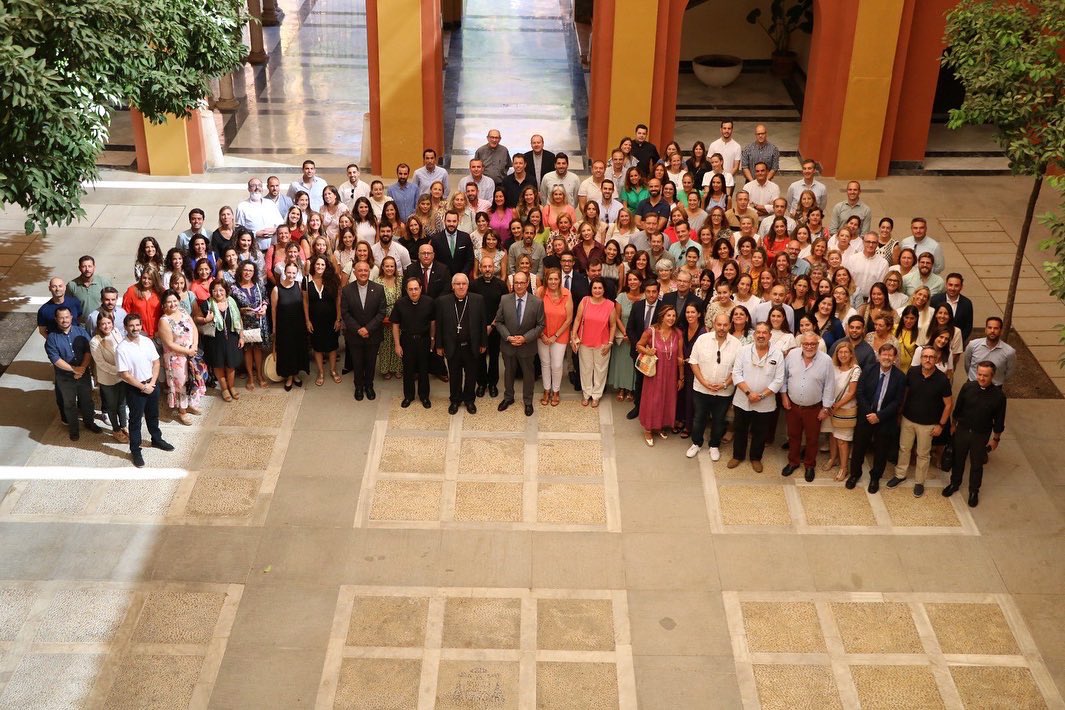 CDSdoCorazondJ's tweet photo. "Sed conscientes de la llamada y el don de Dios para llevar a cabo la misión que se os encomienda".

Comienza el curso en los Colegios Diocesanos de Sevilla con una Eucaristía presidida por Monseñor
Saiz, en la que han participado los docentes de la
#FundaciónVictoriaDiez. https://t.co/SHSf6peGSO