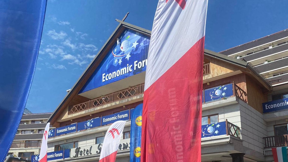 LBRelations's tweet photo. Temat postpandemicznej rzeczywistości przewija się w wielu wystąpieniach na #ForumEkonomiczne2022 . Prezes @Philips_Polska M.Grzybowski podkreślał wagę dostępu do opieki zdrowotnej, szans i wyzwań związanych z rozwojem telemedycyny. Więcej: https://t.co/cerndG22tH https://t.co/Cv2cVcjqdx
