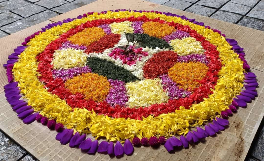 Onam Vibes, Fam 🏵️

Oh no, this is the pookalam my family set jp way back home. Can't blv Im missing it all!!

Happy Uthradam to y'all 🌺

#Uthradam #Onam2022 #TejRanFam