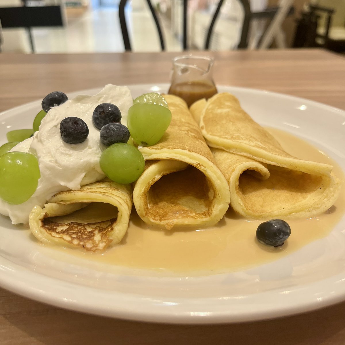asm_pancake's tweet photo. 町田モディにあるJ.S. PANCAKE CAFEさん！
⁡
9/8から発売するシャインマスカットフェアの先行試食会に行ってきました！
⁡
バターミルクを使ったもちっとロールパンケーキが
もう最高すぎる！
⁡
キャラメルソースはほろ苦で甘���ぎないしシャインマスカットとの相性も良くて美味しかった🥹🤍 https://t.co/wvlYa56pVV